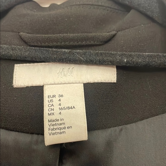 Elegant Black Women's Blazer by H and M - Picture 4 of 6